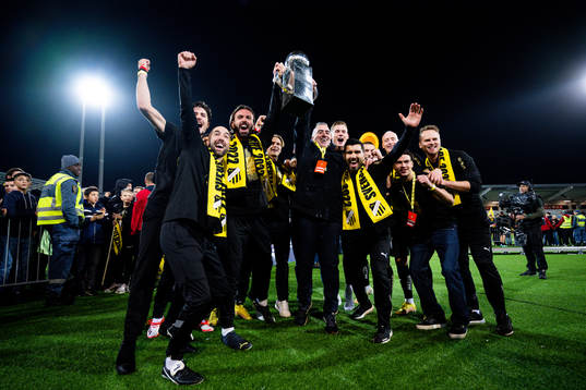 Häckens ledare och spelare jublar med pokalen