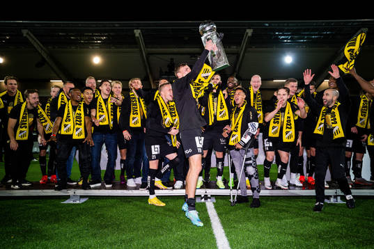 Häckens Oscar Uddenäs jublar med pokalen