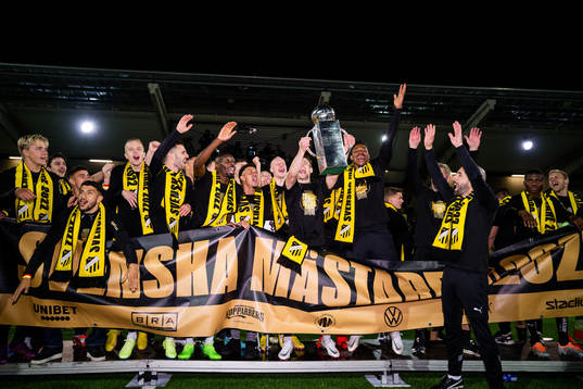 Häckens William Nilsson, Leonardo Farah Sahin, Tomas Olai Totland, Kadir Hodzic, Blair Sebastian Turgott, Tobias Sana, Valgeir Fridriksson, Lars Olden Larsen, Franklin Degaulle Tebo Uchenna, assisterande tränare Martin Foyston, Akoua Romeo Amane och målvakt Peter Abrahamsson jublar med pokalen