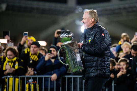 Svenska Fotbollsförbundets ordförande Karl-Erik Nilsson med Lennart Johanssons pokal