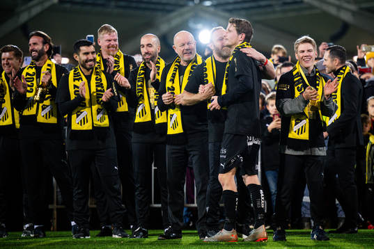 Häckens analytiker Mario Chavez, målvaktstränare Christoffer Källqvist, assisterande tränare Martin Foyston, tränare Per-Mathias Høgmo och fystränare Nicklas Möller ser Erik Friberg gå mot podiet
