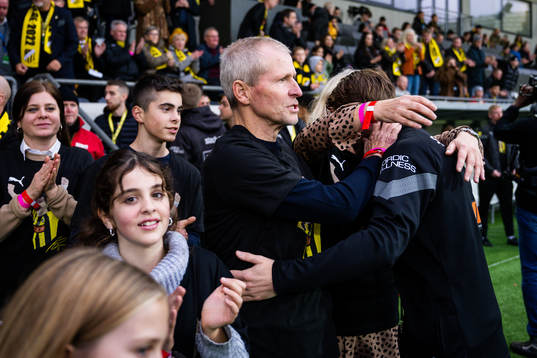 Häckens Erik Friberg kramar om pappa Peter och mamma när