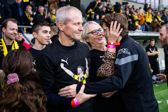 Häckens Erik Friberg kramar om pappa Peter och mamma när