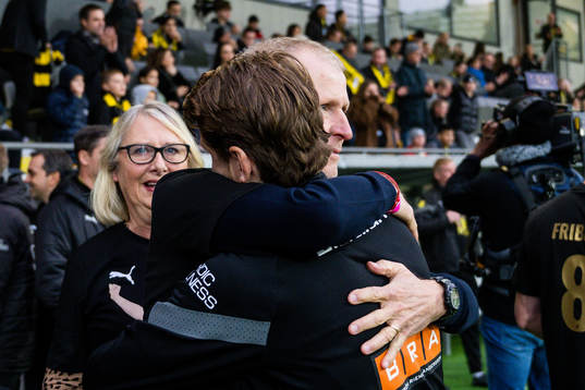 Häckens Erik Friberg kramar om pappa Peter när han hyllas