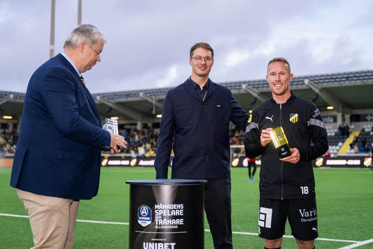 Häckens Mikkel Rygaard Jensen tar emot pris för månadens