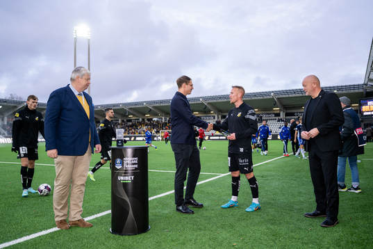 Häckens Mikkel Rygaard Jensen tar emot pris för månadens