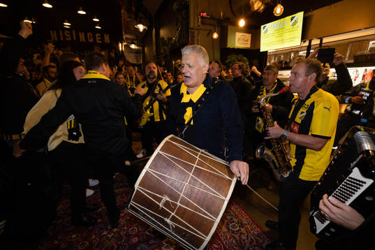 Bandet Andra Generationen uppträder