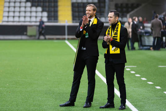Häckens klubbchef Marcus Jodin och sportchef Martin Ericsson innan fotbollsmatchen i Allsvenskan mellan Häcken och IFK Norrköping den 6 november 2022 i Göteborg. 