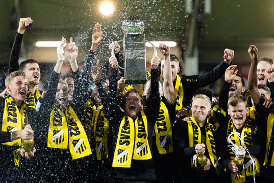 Häckens lagkapten Erik Friberg lyfter Lennart Johanssons pokal