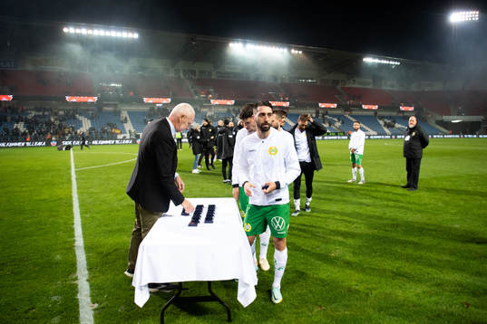 Hammarbys Nahir Besara tar emot sin medalj för tredje platsen