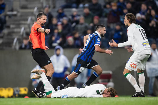 Domare Bojan Pandzic dömmer straff för Sirius