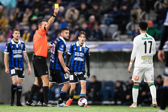 Domare Bojan Pandzic delar ut ett gult kort till Varbergs Oliver Alfonsi