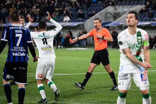 Domare Bojan Pandzic dömmer straff