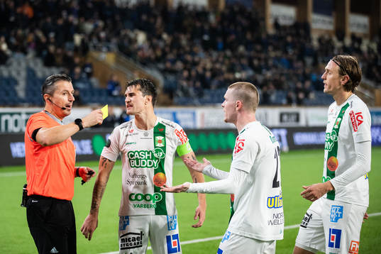 Domare Bojan Pandzic delar att ett gult kort och Jon