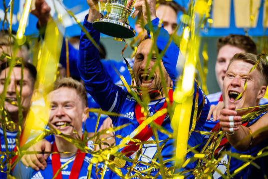 Magnus Wolff Eikrem and players of Molde celebrate with the trophy after winning the league