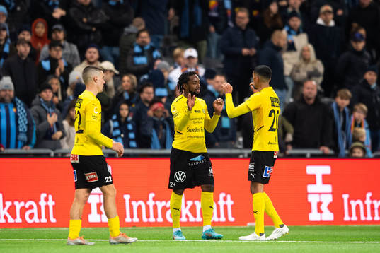 Mjällbys Jesper Gustavsson, Heradi Rashidi och Amir Al-Ammari jublar