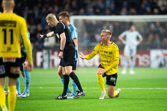Mjällbys Herman Johansson reagerar på domslut av Domare Adam Ladebäck