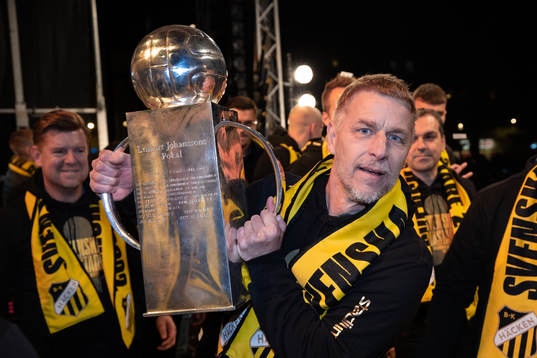 Häckens materialförvaltare Kjell-Ove Johansson poserar med Lennart Johanssons pokal
