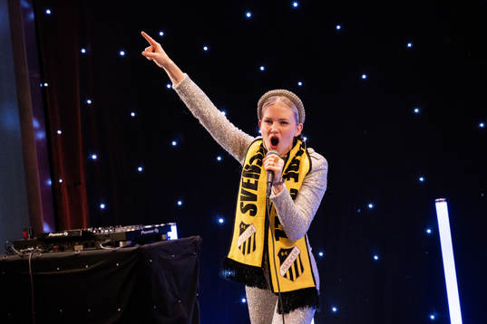 Ida Redig uppträder