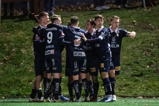 Örgrytes Arvid Brorsson jublar