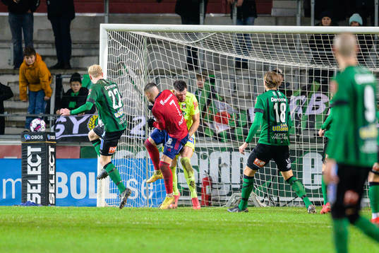 Östers Dzenis Kozica krockar med Varbergs målvakt Stojan Lukic