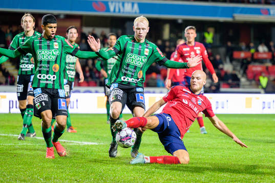 Varbergs Luke Le Roux och Andre Boman i kamp med Östers Jonathan Drott