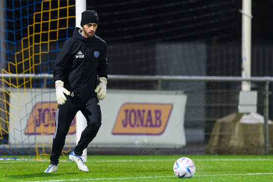 Falkenbergs FFs målvakt Nadeem Omar före match ett i kvalet till Superettan mellan Falkenberg och Östersund den 10 november 2022 i Falkenberg. 