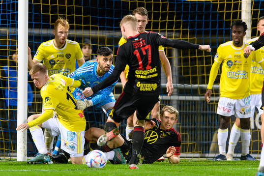Östersunds Malcolm Stolt med målchans