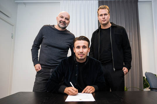Klubbdirektör Håkan Mild och ekonomichef Marcus Hermansson poserar med Anders Trondsen i samband med att han presenteras som nyförvärv