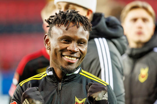 Östersunds Samuel Mensiro jublar