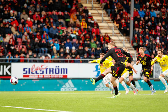Östersunds Simon Kroon gör 1-0 på straff