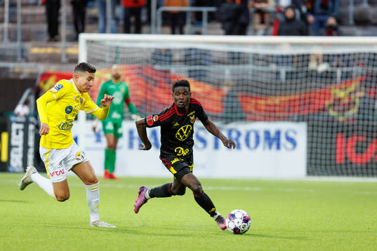 Östersunds Yannick Armel Assiedou Adjoumani i kmap med Falkenbergs Sewen Emilov 