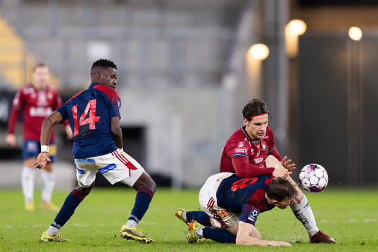Örgrytes Kevin Ackermann och Sandvikens IFs Daniel Söderberg