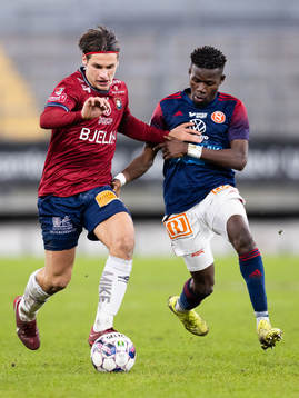 Örgrytes Kevin Ackermann och Sandvikens IFs Mamadou Kouyate