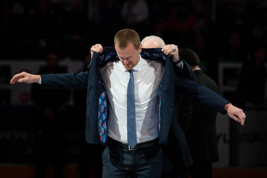 Hockey Hall of Fame Member Henrik Sedin receives his