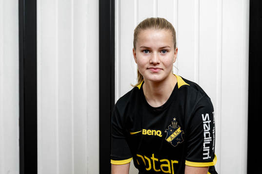 Sara Frigren poserar för porträtt i samband med att hon presenterats som nyförvärv