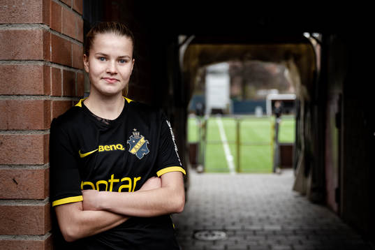 Sara Frigren poserar för porträtt i samband med att hon presenterats som nyförvärv