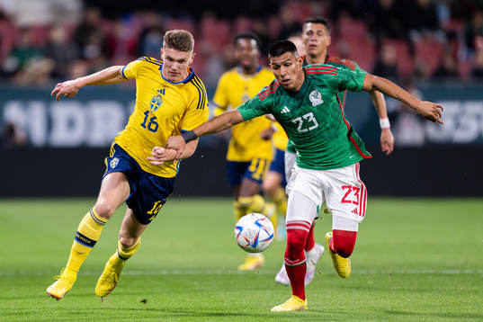 Viktor Gyökeres of Sweden and Jesus Gallardo of Mexico