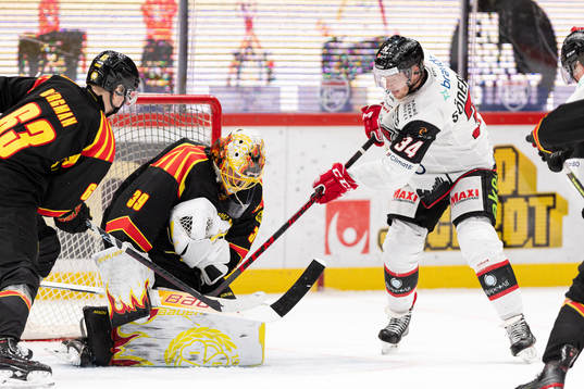 Malmö Redhawks Carl Söderberg oroar framför Brynäs
