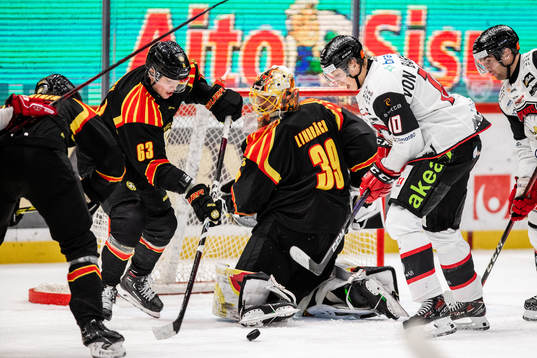 Brynäs Julius Bergman, målvakt Anders Lindbäck och