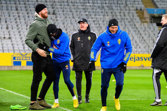 Former player Pontus Jansson and Anthony Elanga and Ludwig Augustinsson of the Swedish national football team