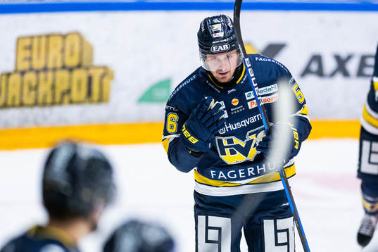 HV71s Fredrik Forsberg jublar