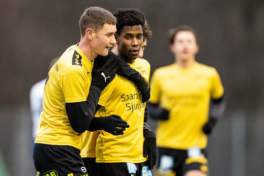 Elfsborgs Simon Edman jublar med Robin Svernfors efter 1-0