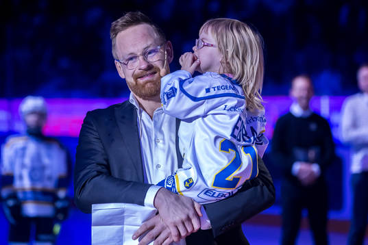 Mattias Ritola och dotter Ebba hyllas innan ishockeymatchen