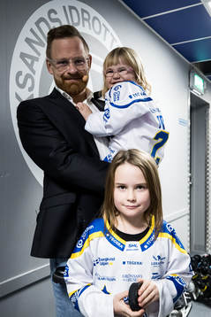 Mattias Ritola med döttrar Ebba och Stella innan