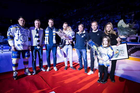 Mattias Ritola hyllas innan ishockeymatchen i SHL mellan