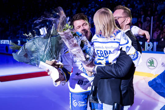 Mattias Ritola och dotter Ebba hyllas av Leksands Patrik