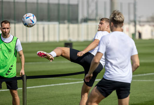  [DK=20221120: Herrelandsholdet træner i Doha, Qatar - Andreas Cornelius, Danmark][UK=20221120: Denmark National Team practice in Doha, Qatar - Andreas Cornelius, Danmark]