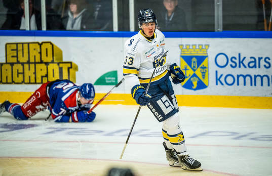 HV71s Måns Lindbäck jublar