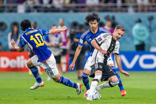 Takumi Minamino and Kaoru Mitoma of Japan with Mario Götze